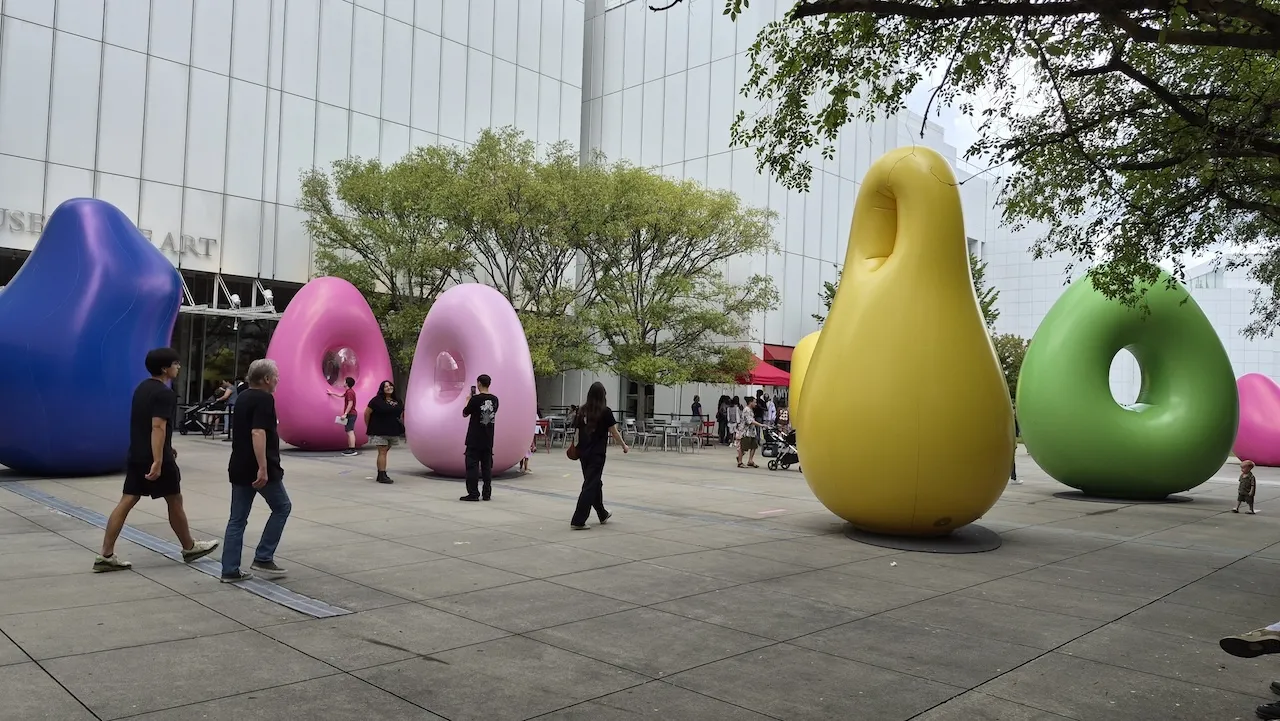 Atlanta’da sanat galeriden çıkıyor: “Los Porfiados (The Stubborns)” izleyiciyi eserin parçasına dönüştürüyor